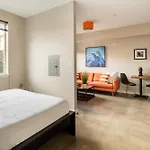 Bright Studio Apartment - Food Carts & Local Shops