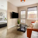 Bright Studio Apartment - Food Carts & Local Shops
