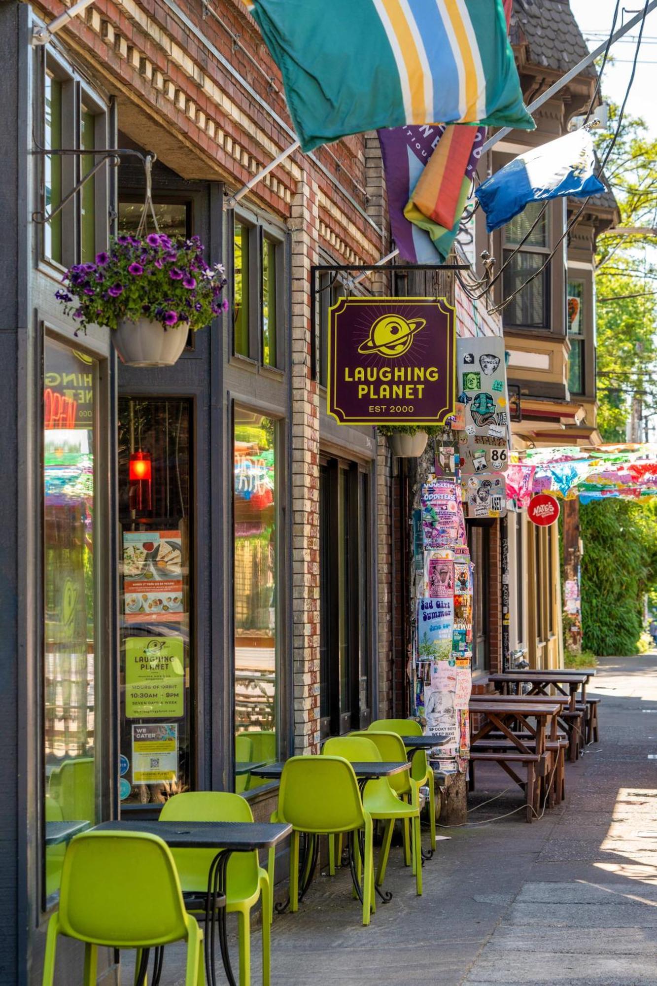 Apartment Bright - Food Carts & Local Shops Portland